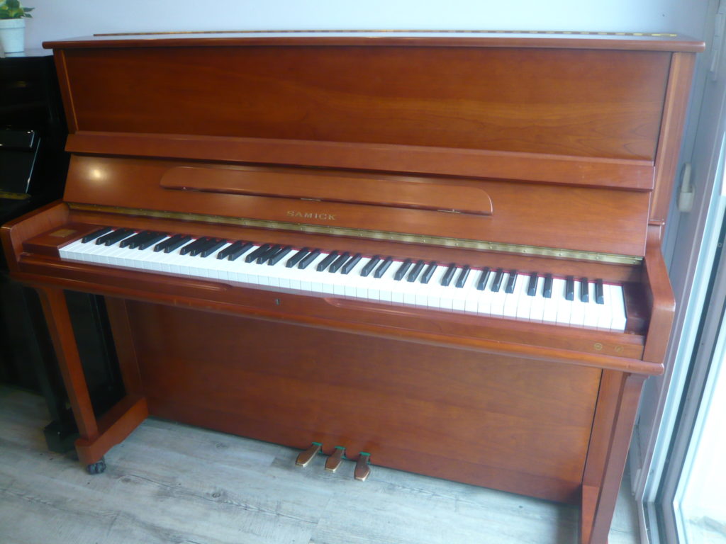 L’attribut alt de cette image est vide, son nom de fichier est Samick-SU118SP-noyer-1024x768.jpg.