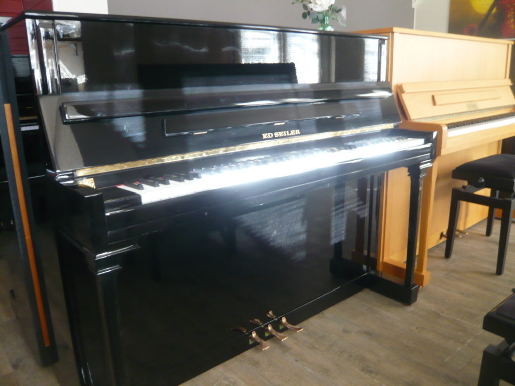 L’attribut alt de cette image est vide, son nom de fichier est Seiler-118-noir-1985-1024x768.jpg.